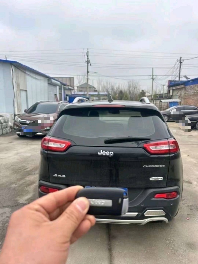 菏泽17年Jeep自由光8