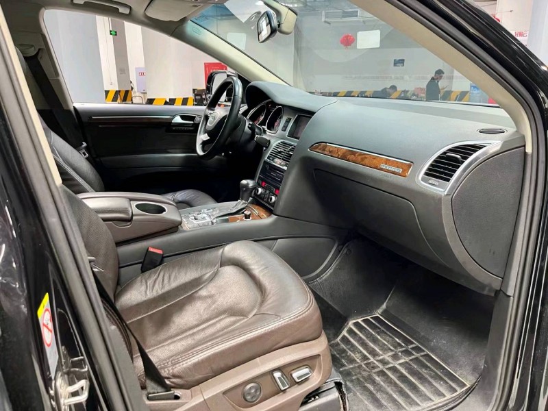 成都13年奥迪Q78