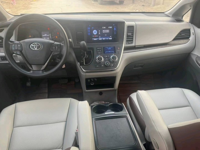 保定17年丰田塞纳7