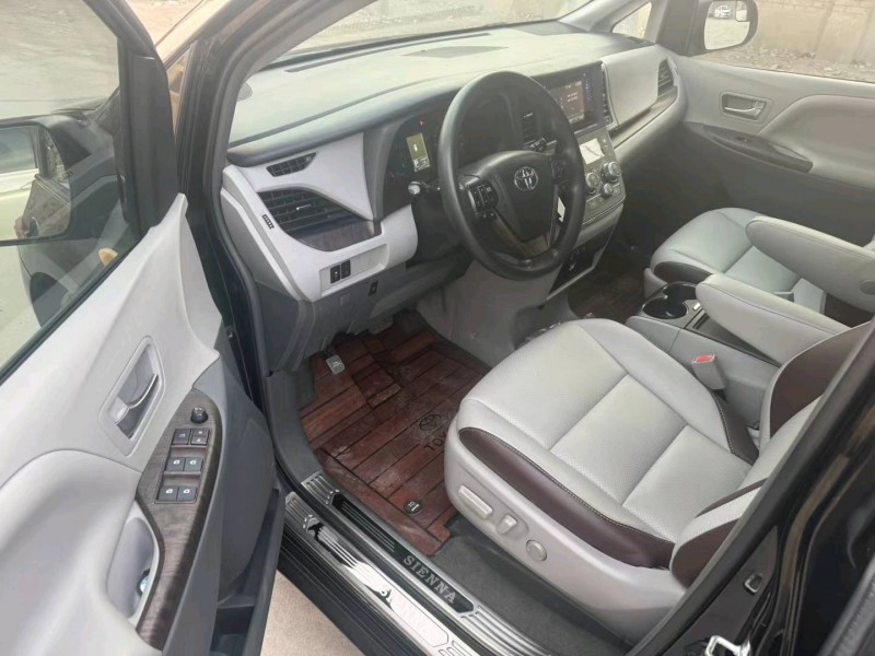 保定17年丰田塞纳8