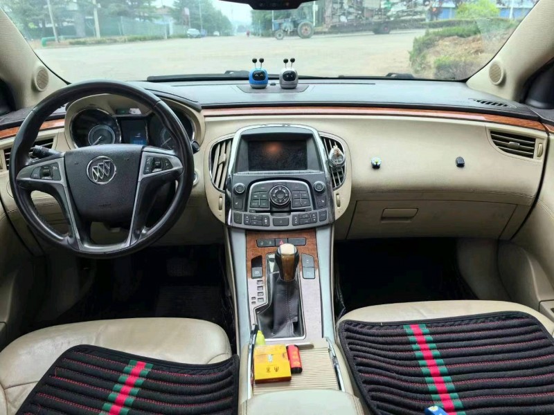 东营10年别克君越5