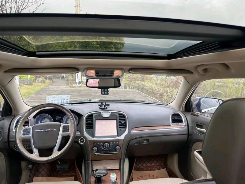 重庆16年克莱斯勒300C6