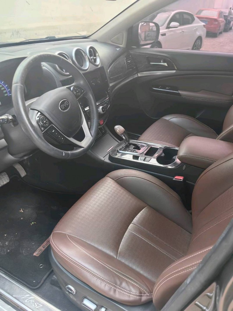 保定17年比亚迪S76