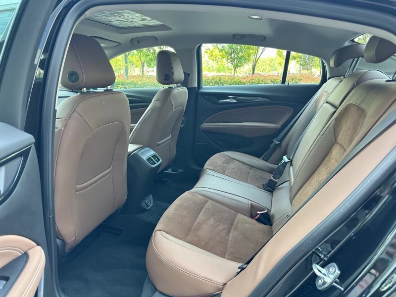 济宁23年别克君威8