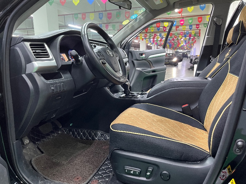 成都17年丰田汉兰达5