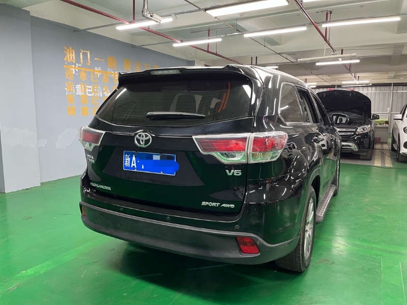 成都17年丰田汉兰达7