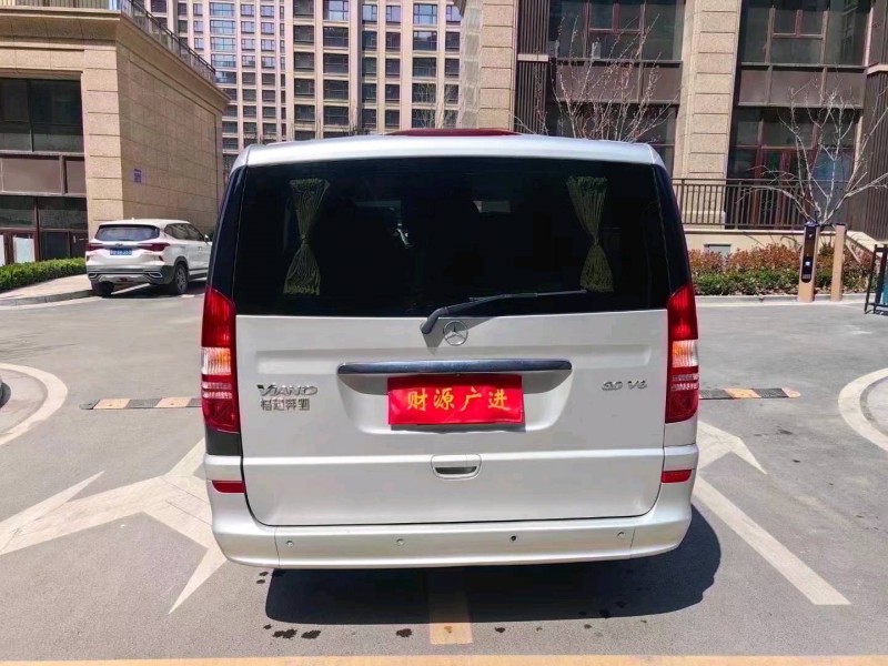 东营17年奔驰唯雅诺8