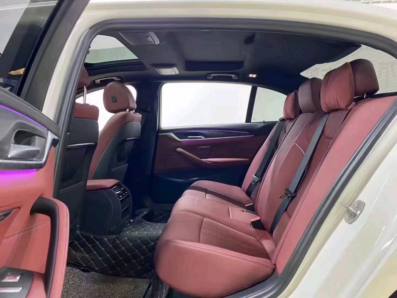 成都23年宝马5系新能源5