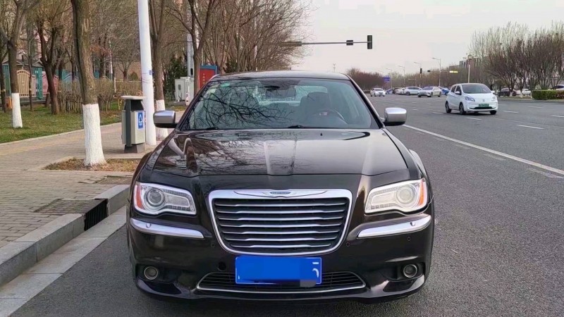 邢台13年克莱斯勒300C1