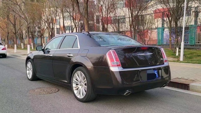 邢台13年克莱斯勒300C3