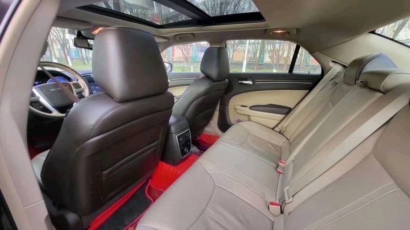 邢台13年克莱斯勒300C4