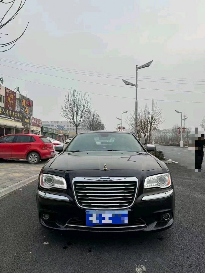 东营13年克莱斯勒300C1