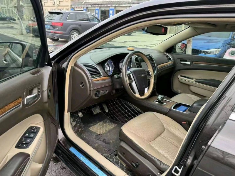东营13年克莱斯勒300C5