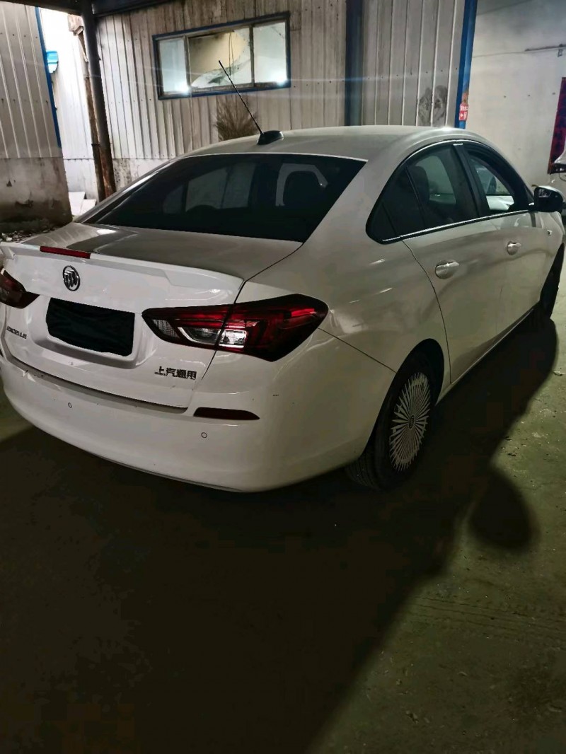 济宁18年别克凯越8