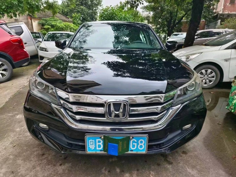 深圳14年本田雅阁1