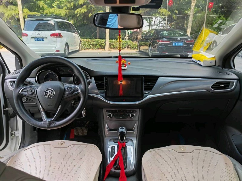 邢台16年别克威朗6