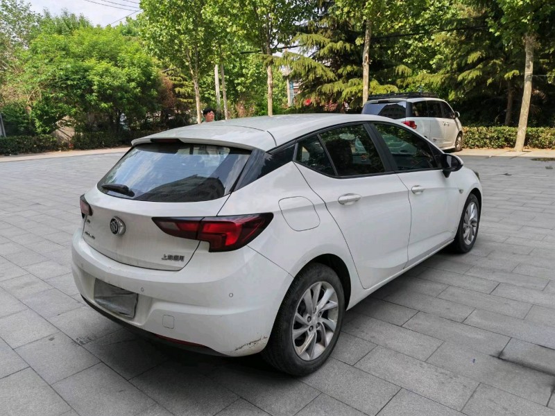 邢台16年别克威朗9