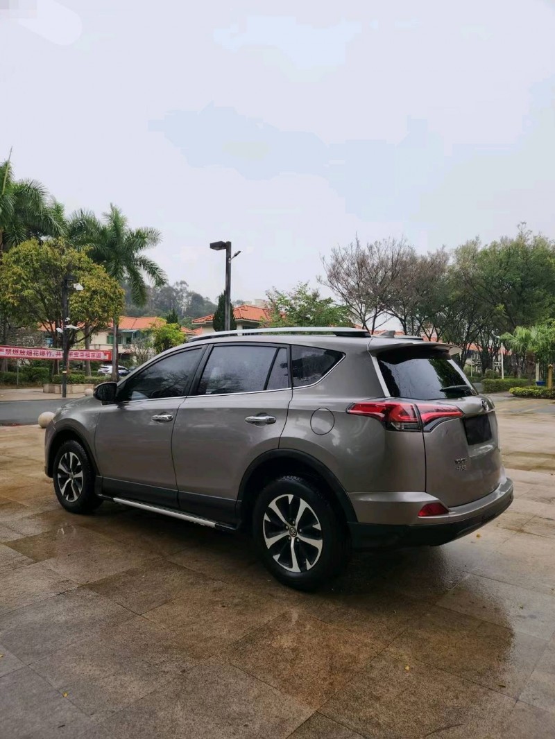 东莞17年丰田RAV47