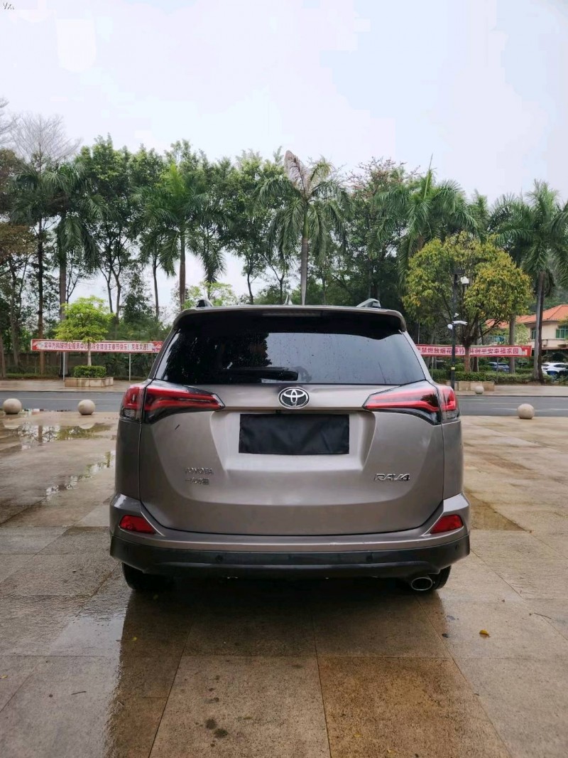 东莞17年丰田RAV48