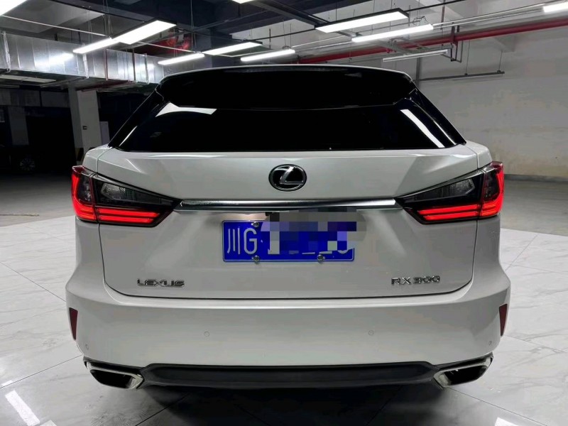 成都18年雷克萨斯RX8