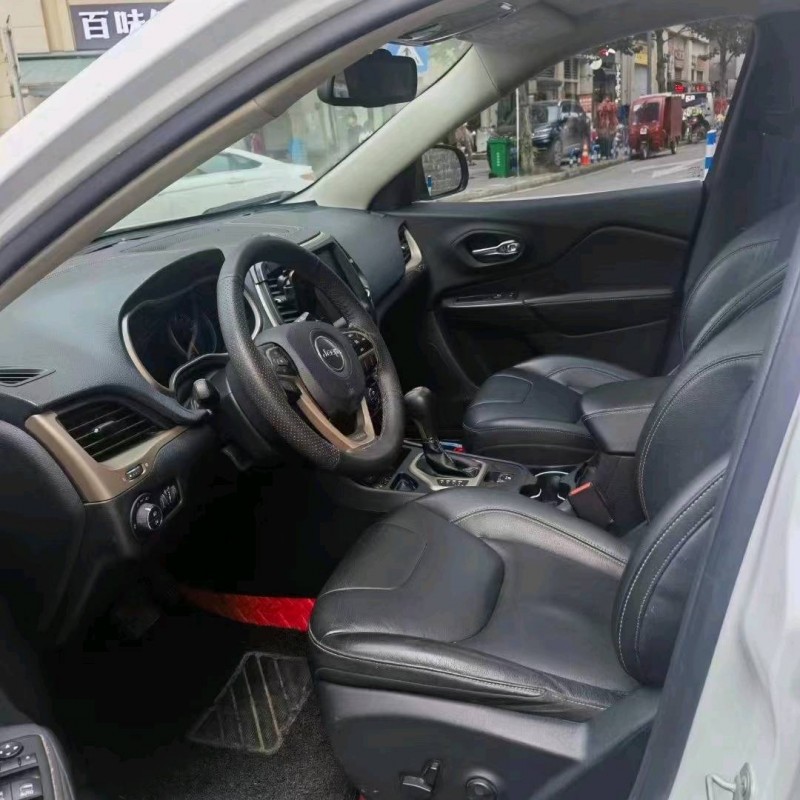 重庆18年Jeep自由光5