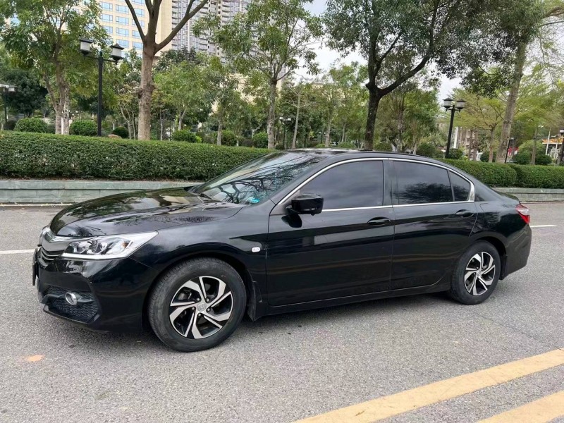 汕头16年本田雅阁3