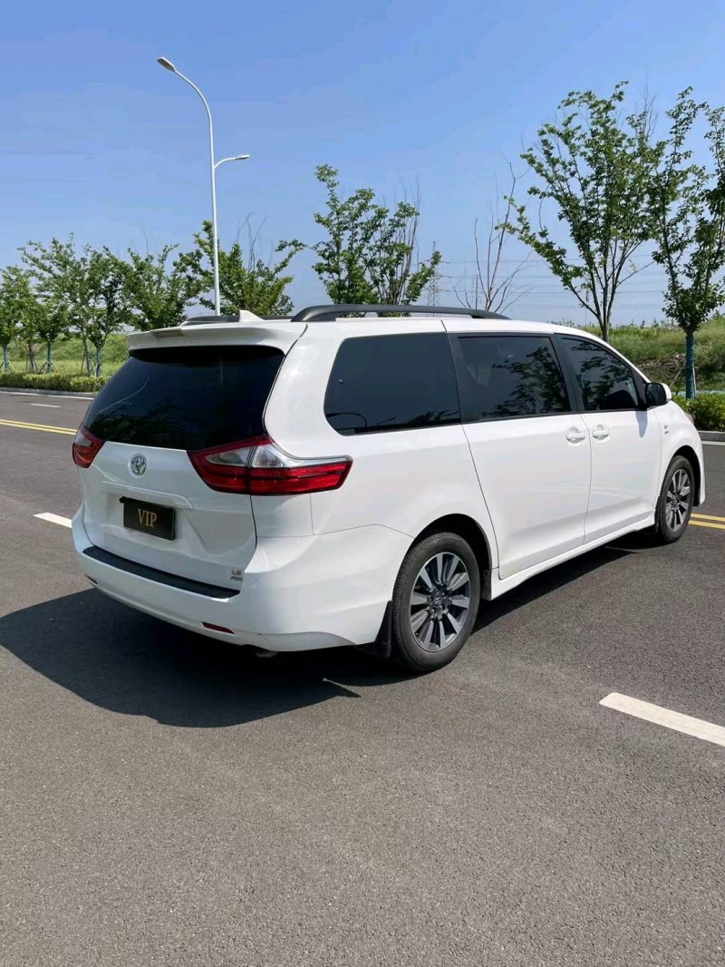 徐州18年丰田塞纳8