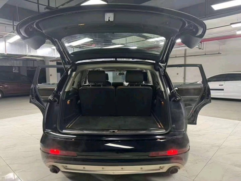 成都15年奥迪Q78