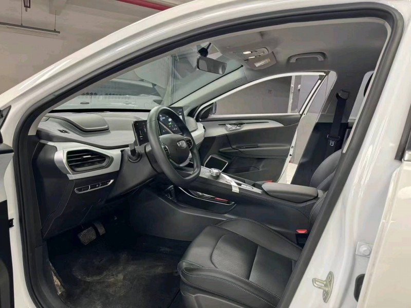 成都23年吉利几何7