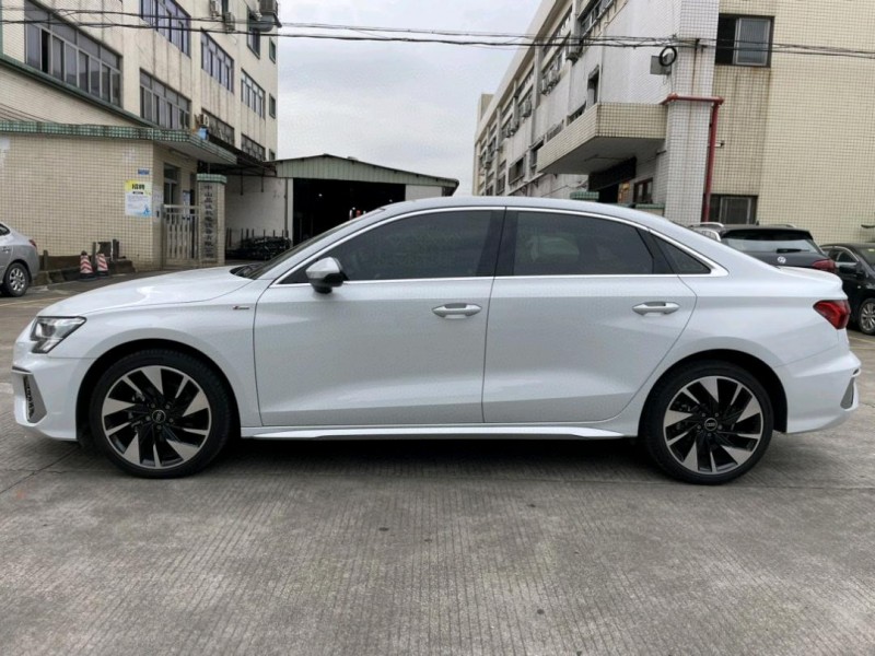 中山22年奥迪A33