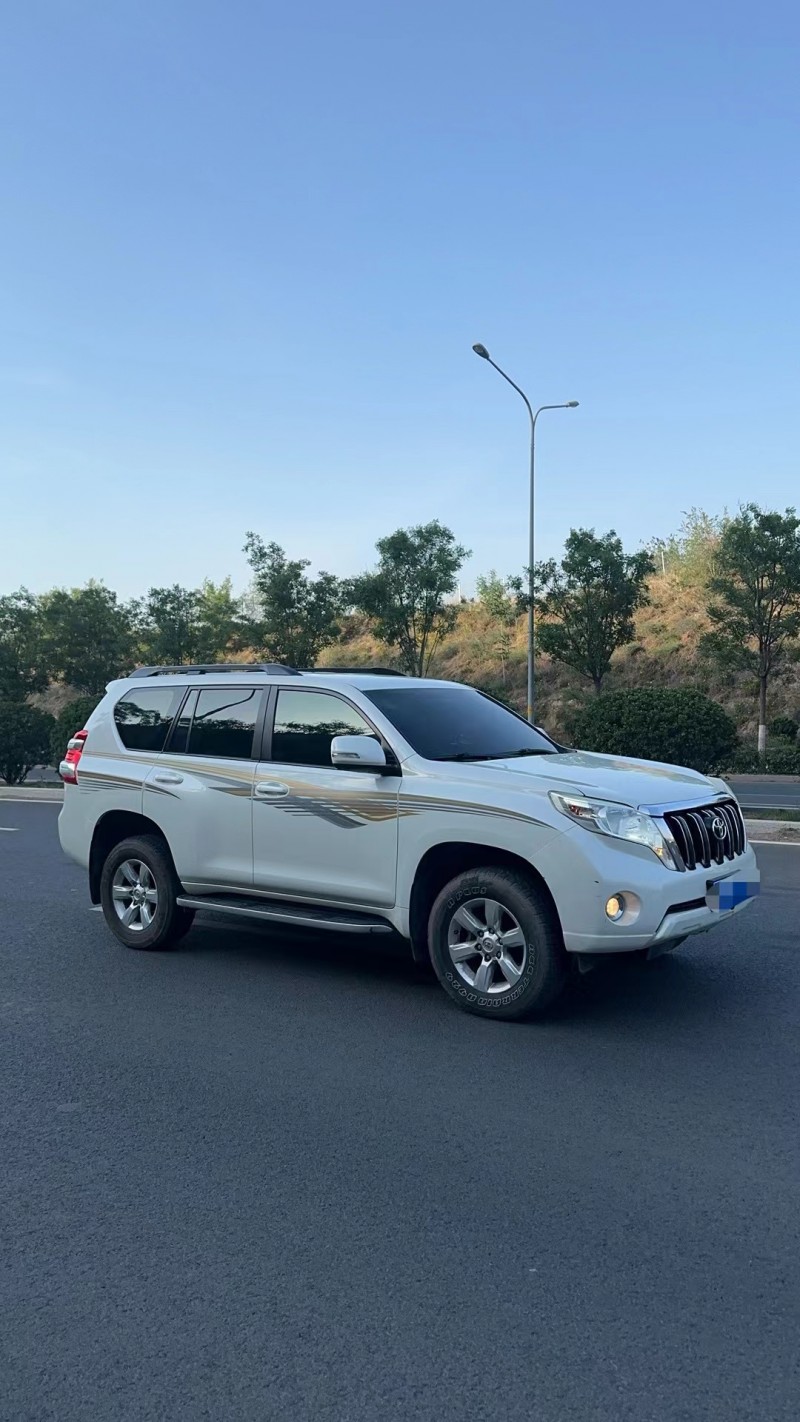 济南16年丰田普拉多3