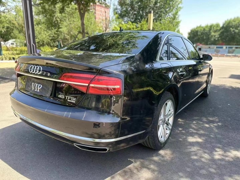 济宁17年奥迪A8L8