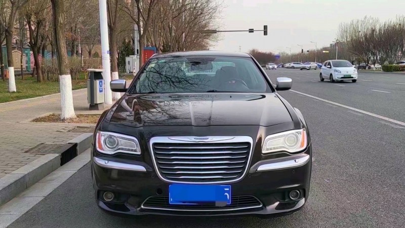 邢台13年克莱斯勒300C1