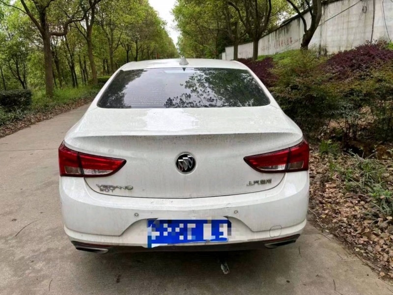 济宁18年别克威朗8