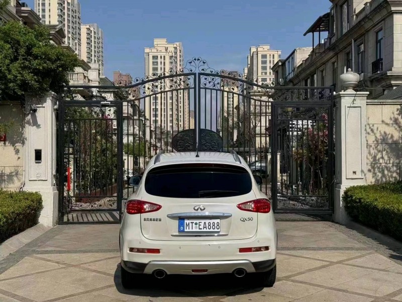 青島17年英菲尼迪QX506