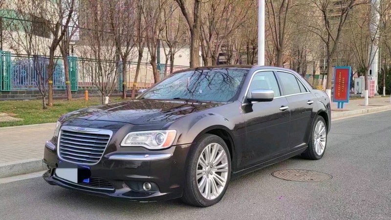邢台13年克莱斯勒300C2