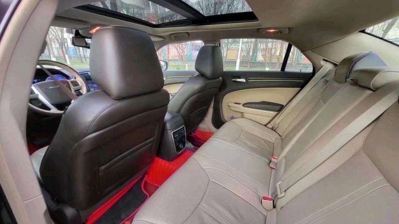 邢台13年克莱斯勒300C4