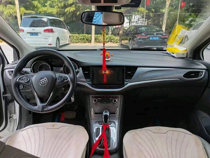 保定16年别克威朗8