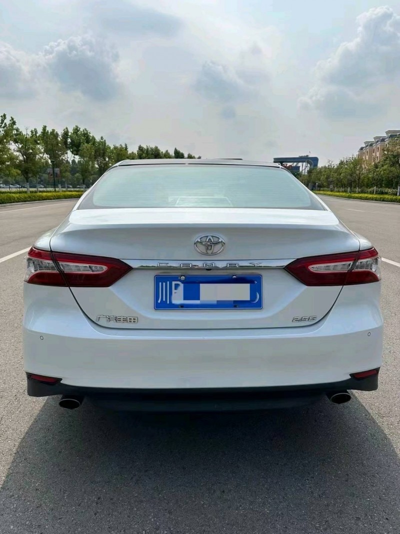 成都19年丰田凯美瑞8