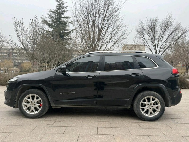 邢台17年Jeep自由光4