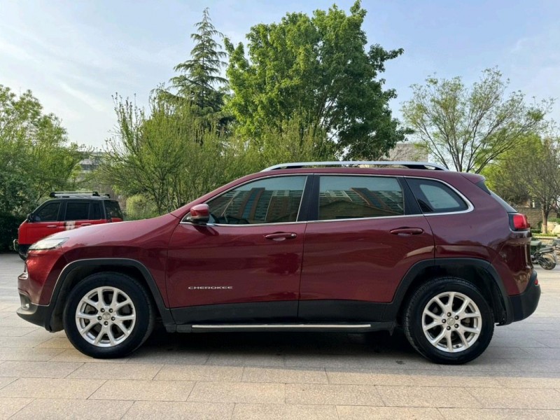 邢台16年Jeep自由光8