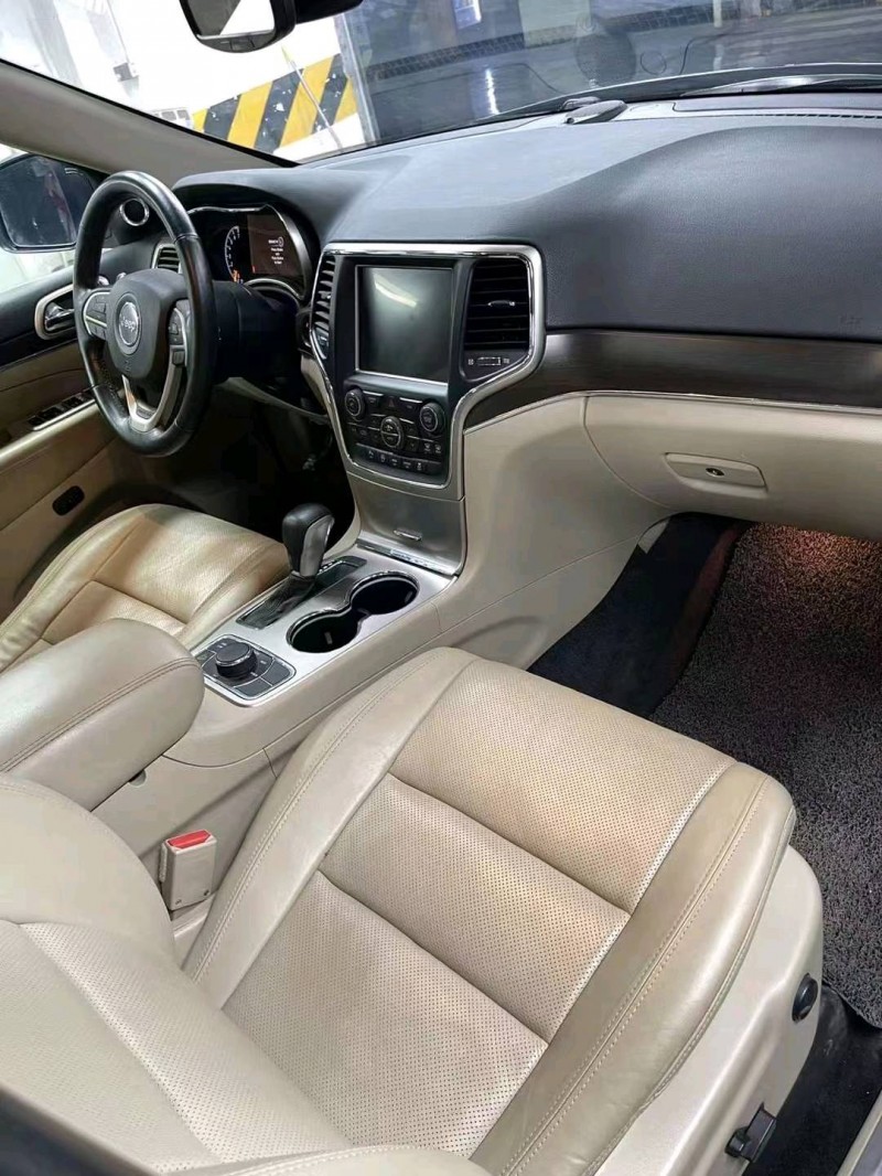 成都18年Jeep大切诺基8