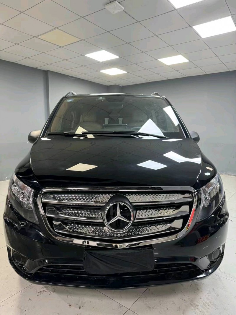 成都17年奔驰威霆1