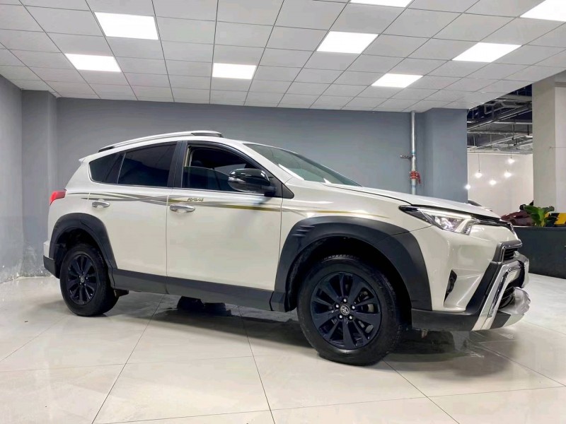 成都19年丰田RAV4荣放3