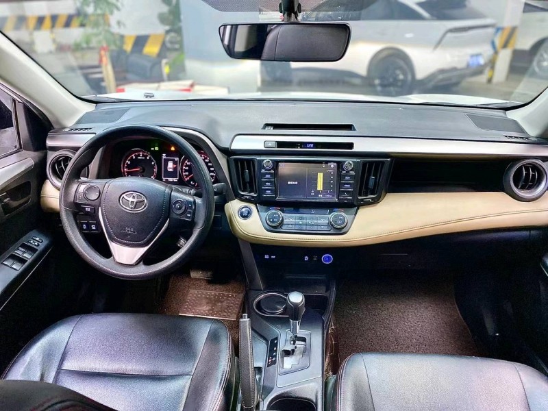 成都19年丰田RAV4荣放4