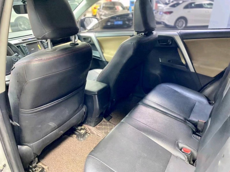 成都19年丰田RAV4荣放7