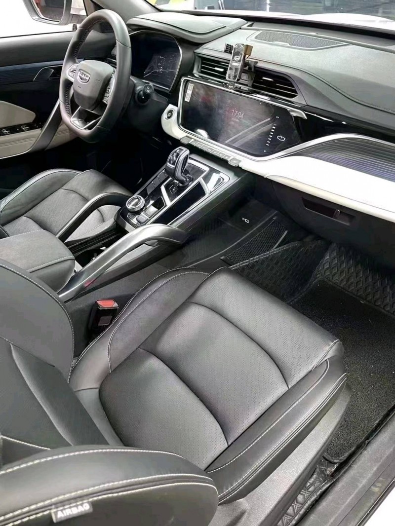 成都22年吉利博越8