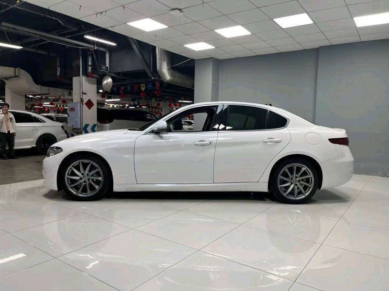 成都18年阿尔法·罗密欧Giulia8