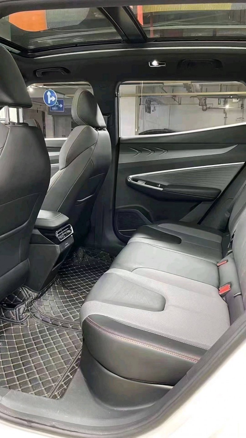 成都24年吉利博越9