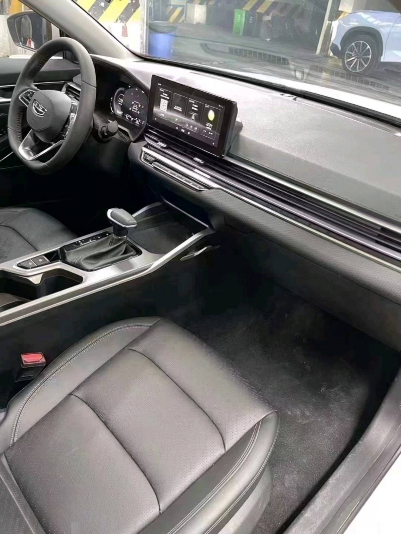 成都22年吉利帝豪4